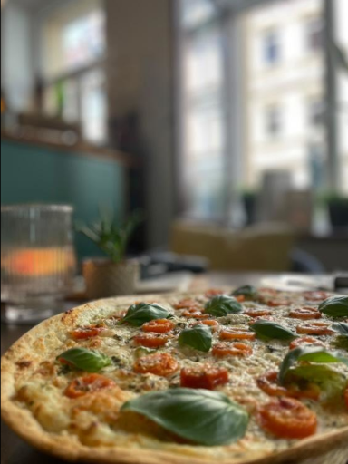 Flammkuchen mit Cherrytomaten und frischem Basilikum
